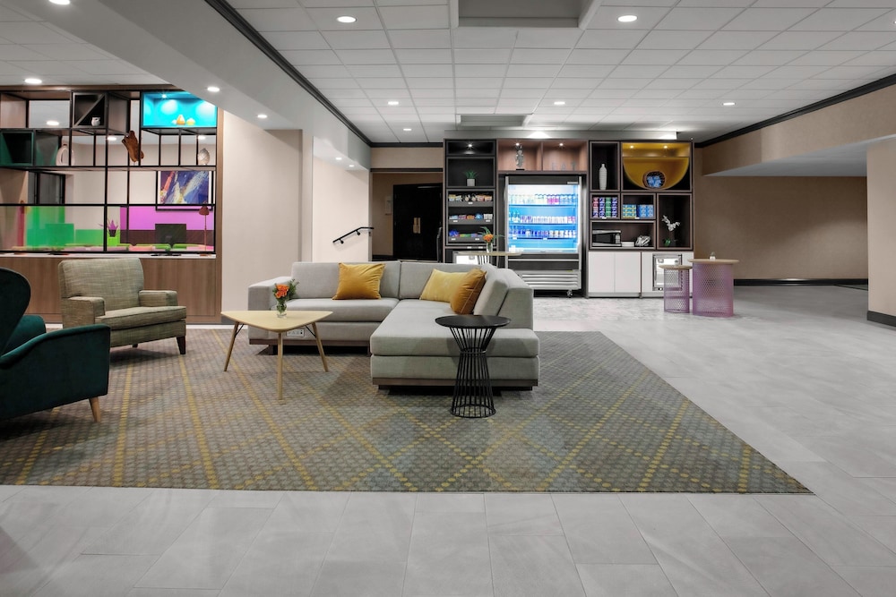 Holiday Inn Suites Boston Peabody 36/62