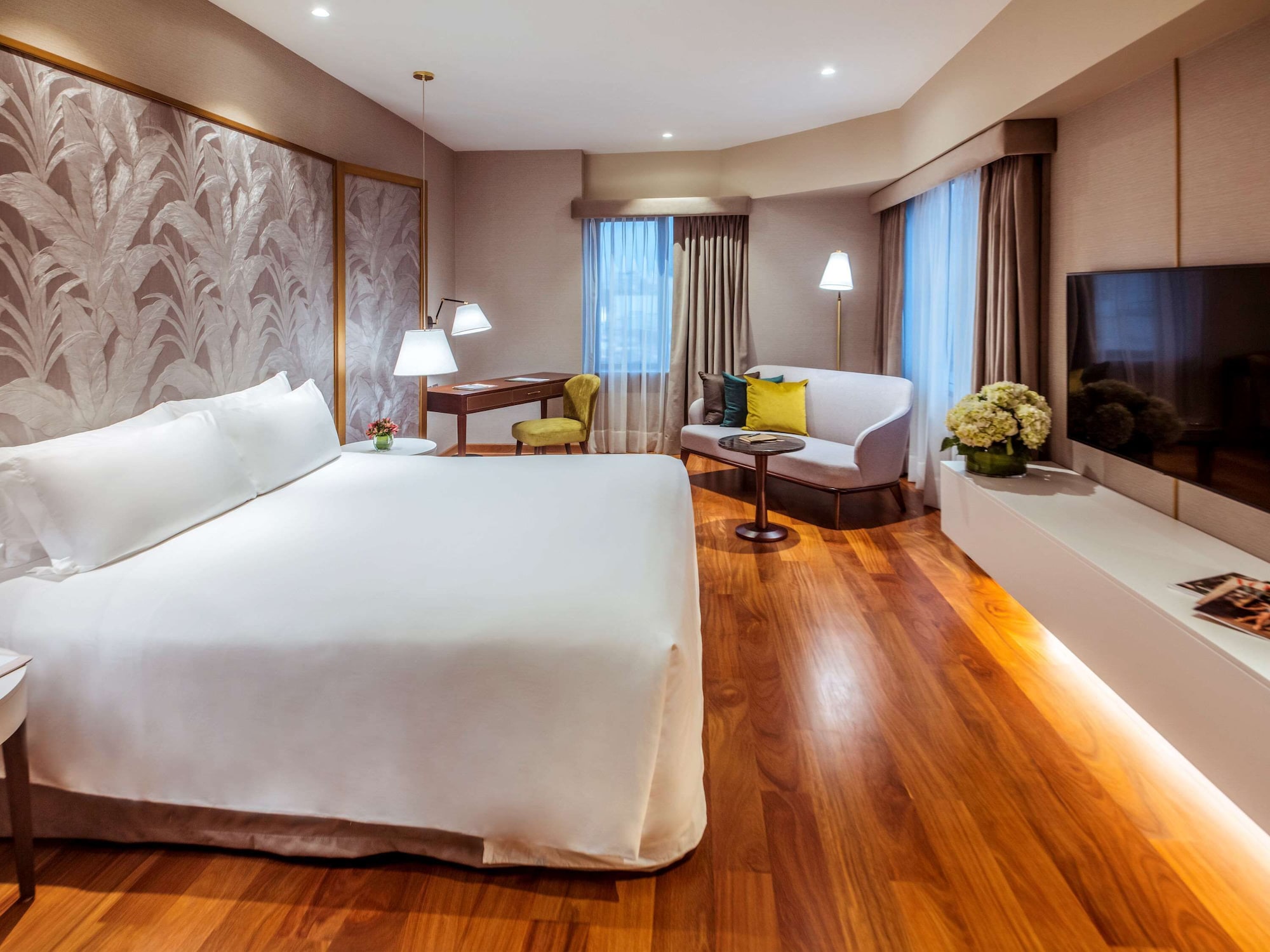 DELUXE, KING BED