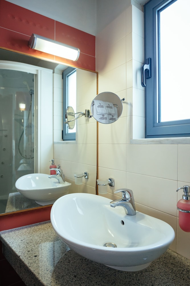 ALEXANDROS BOUTIQUE HOTEL 65/70