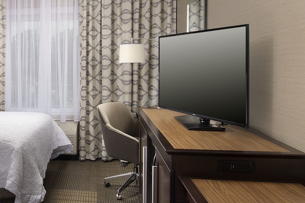 Hampton Inn & Suites Falls Church 28/34
