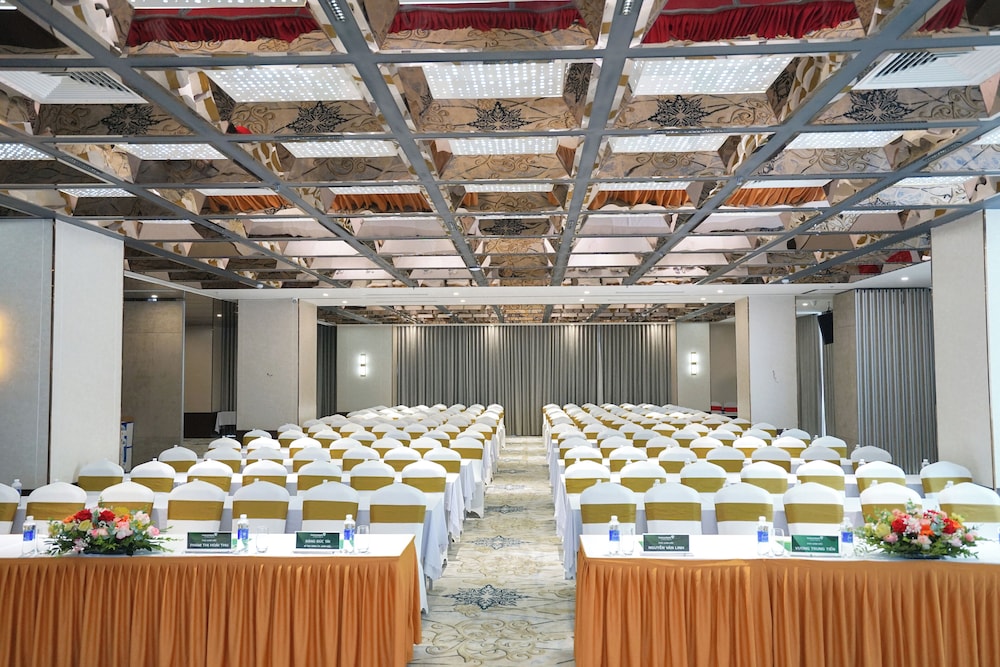 Cua Dong Luxury Hotel 65/70