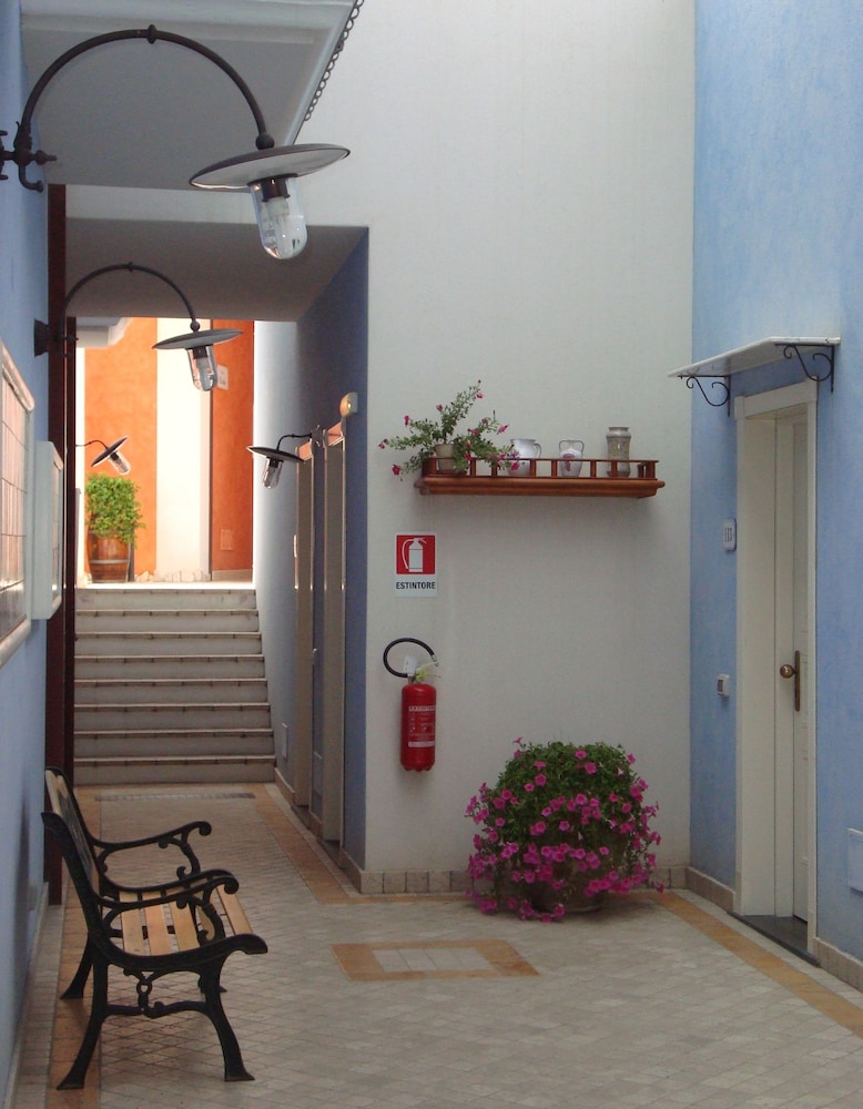 Hotel Bougainville 8/50