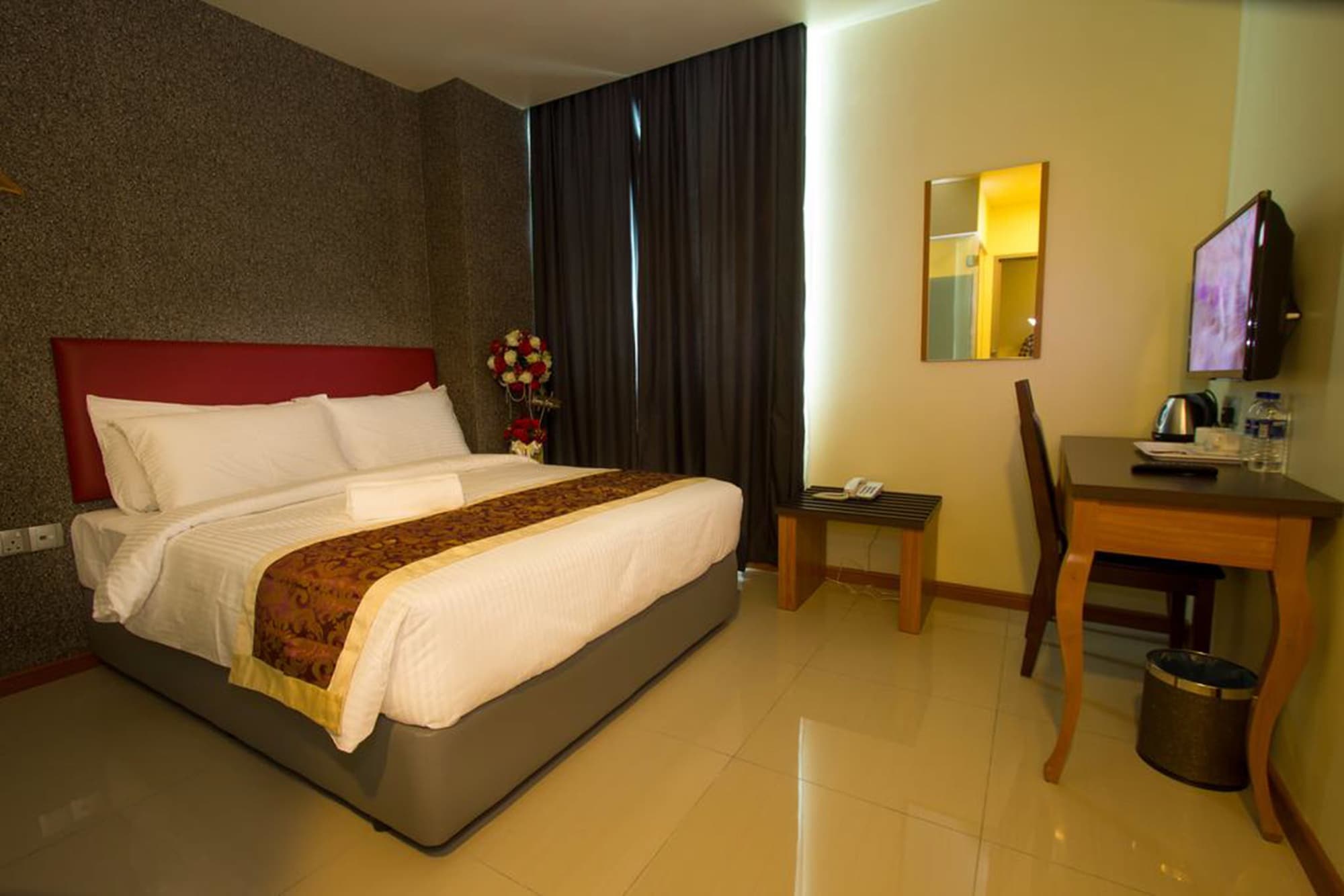 DELUXE, QUEEN BED