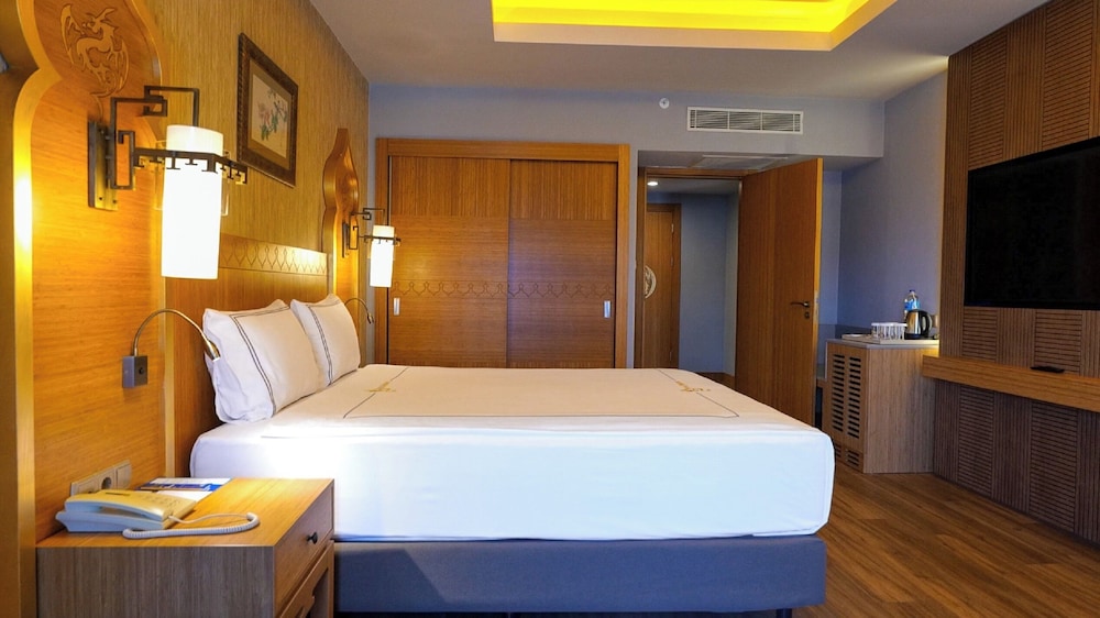 Royal Dragon Hotel 8/50