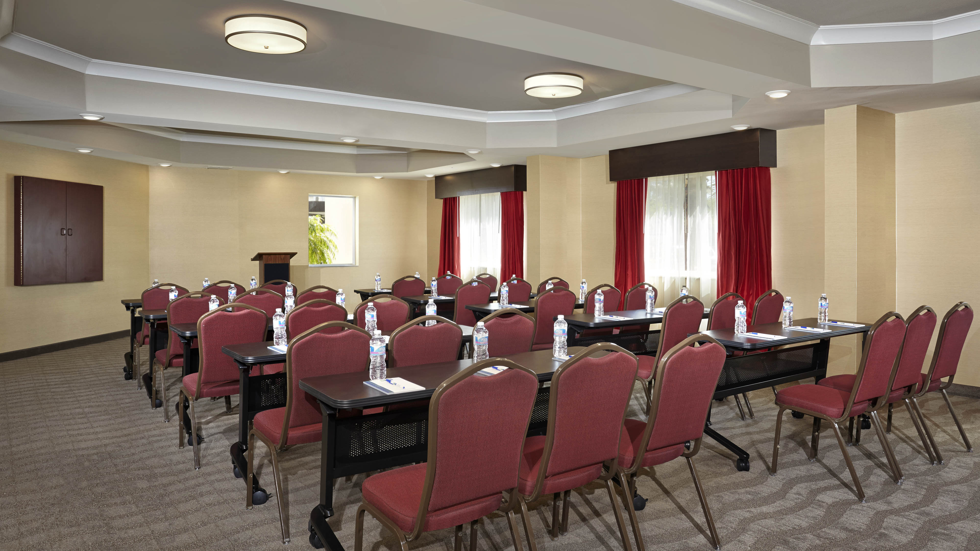 Holiday Inn Express and Suites Naples Downtown 53/64