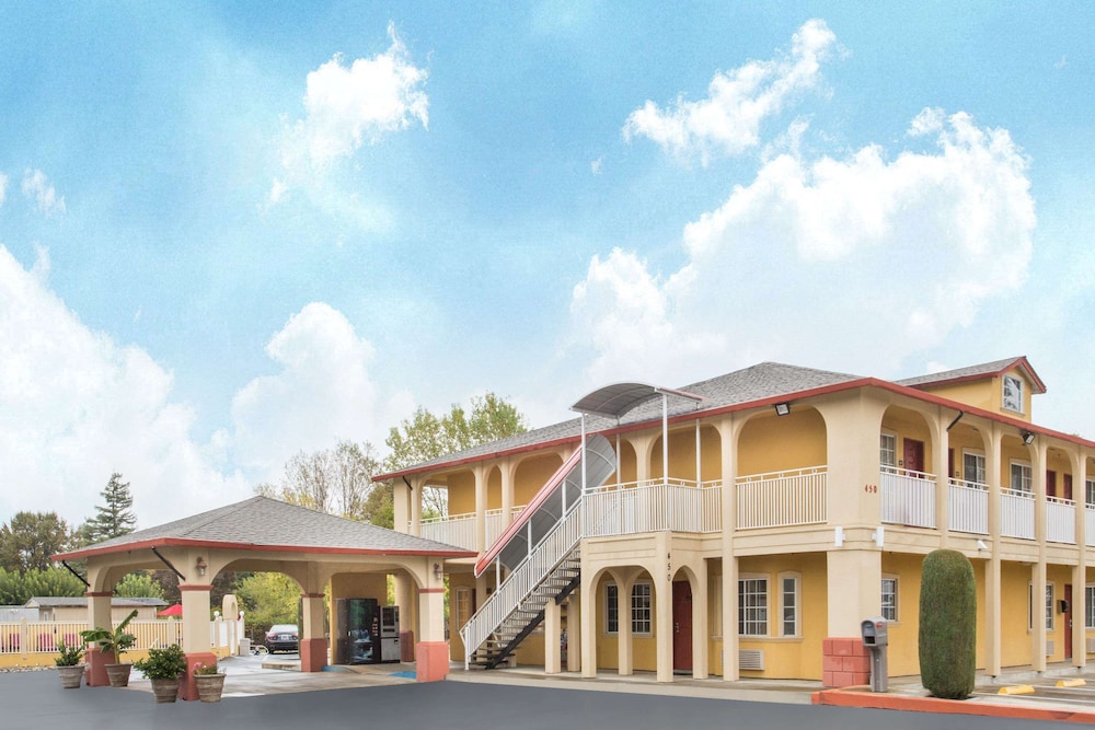 Upper Lake Inn & Suites 3/28