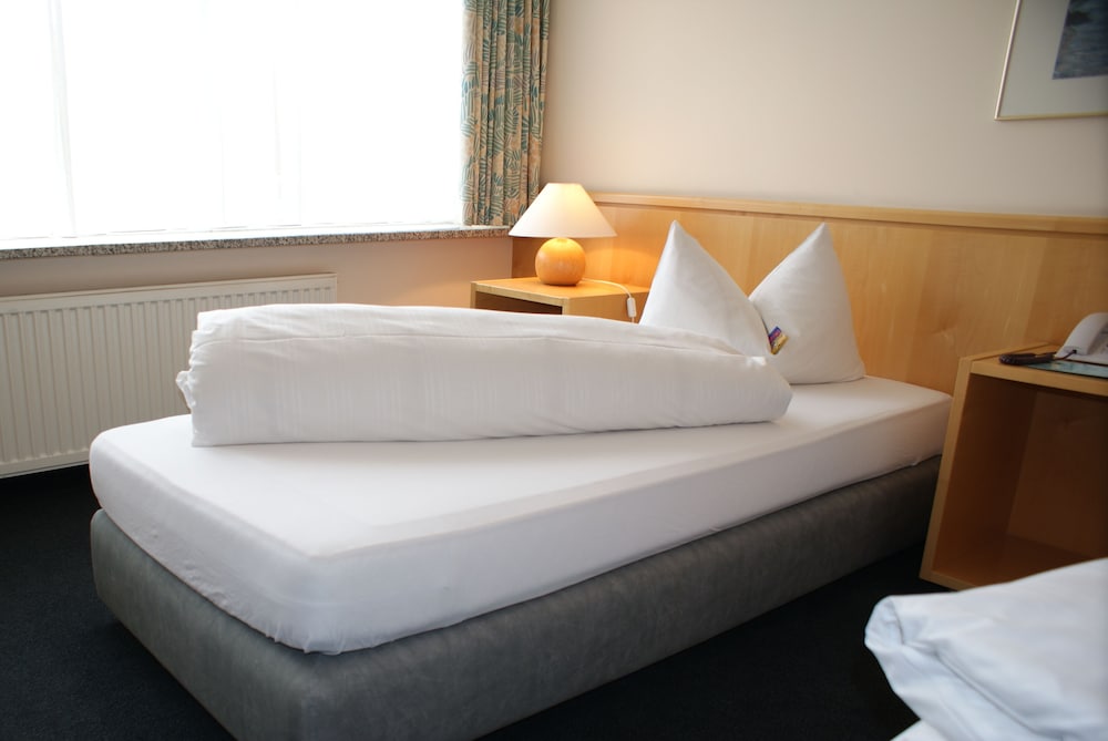 ROOM, SINGLE