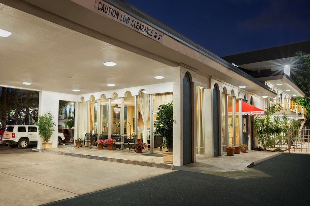 Travelodge By Wyndham Bakersfield in BAKERSFIELD - CA