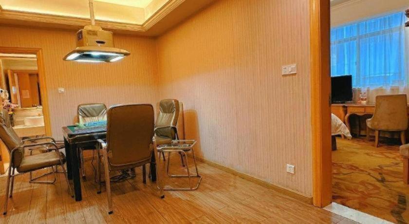 Vienna Hotel (Huizhou Qiuchang Yingbin Road) 49/57