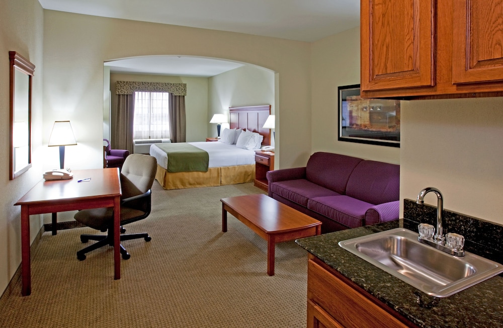 Holiday Inn Express Hotel and Suites Ada 38/57