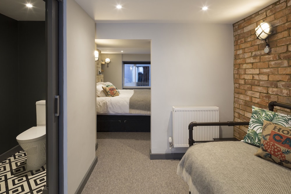 suite, courtyard view, One Broad Street 7/7
