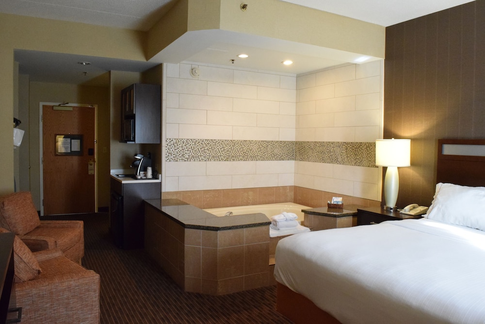 Holiday Inn Express Hotel Amp Suites Watertown Thousand Island 25/56