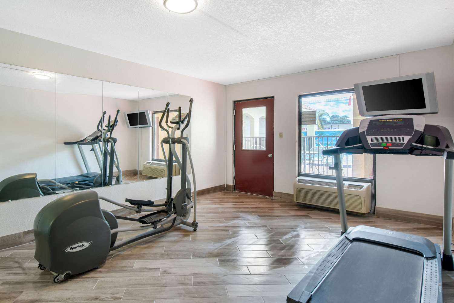 Clarion Inn and Suites Kissimmee Lake Buena Vista South 15/26