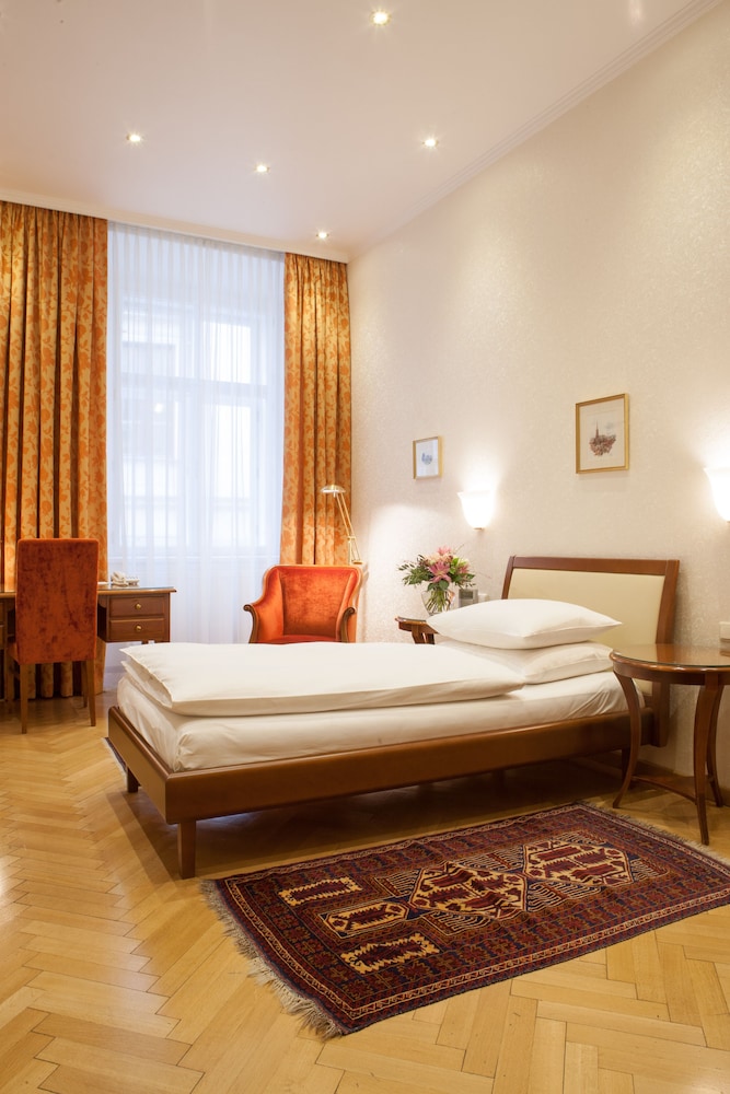 ROOM, SINGLE