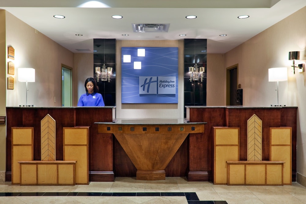 Holiday Inn Express & Suites Birmingham - Inverness 280, an IHG Hotel 9/74