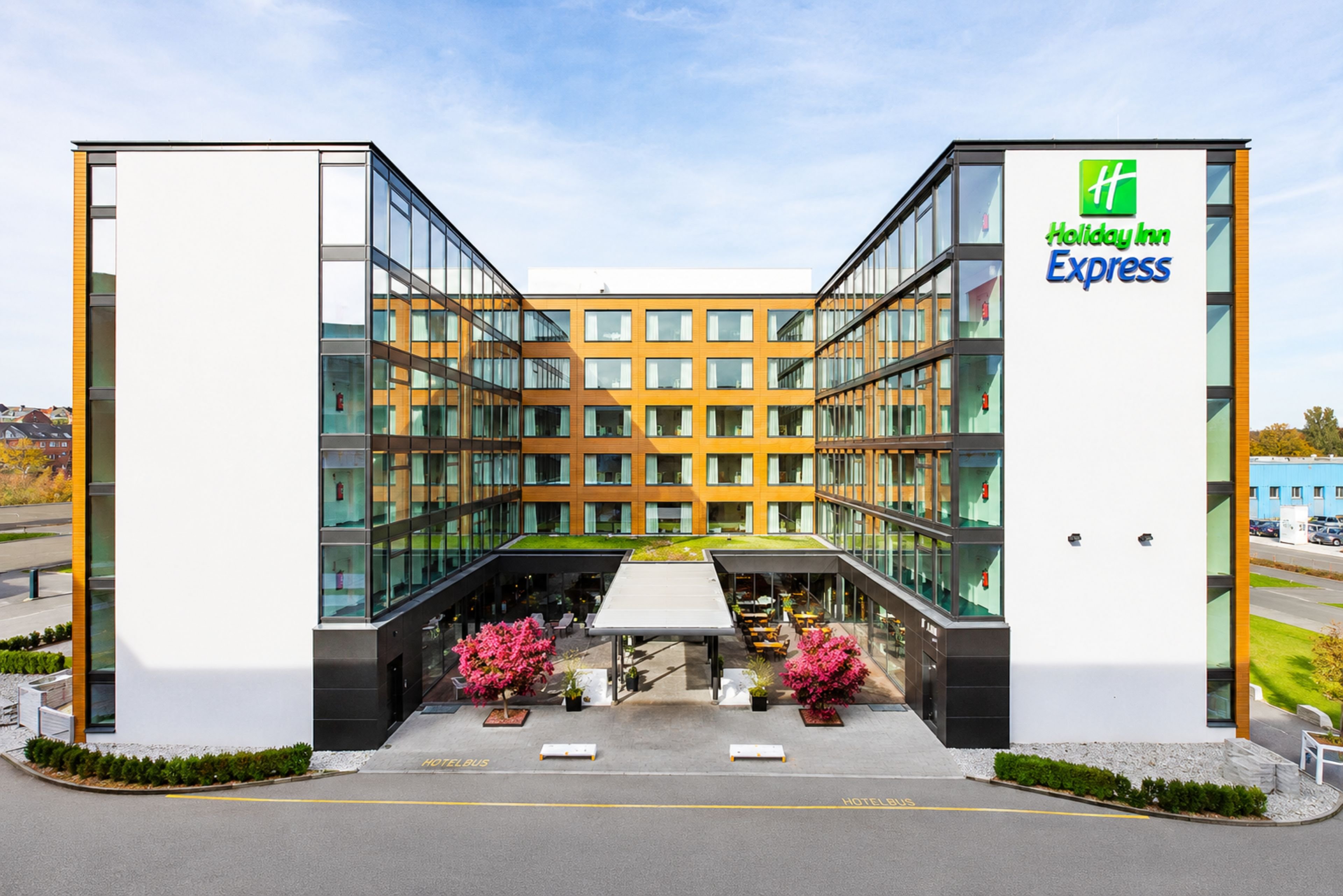 HOLIDAY INN EXPRESS ZURICH AIRPORT 72/80