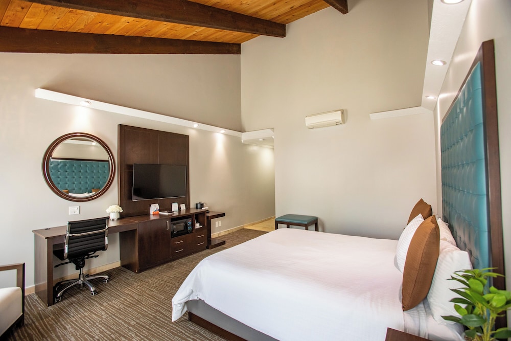 DELUXE, KING BED, BALCONY