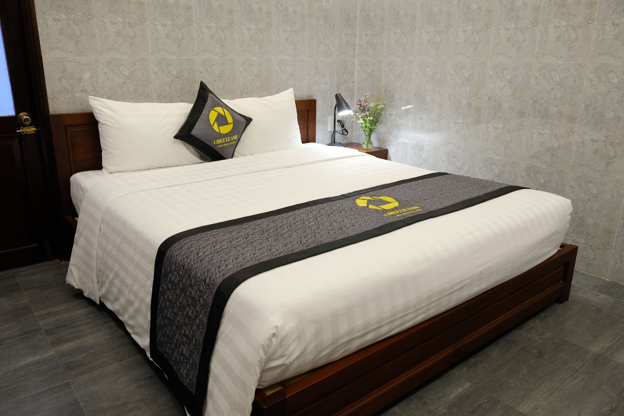 DELUXE, DOUBLE OR TWIN BED