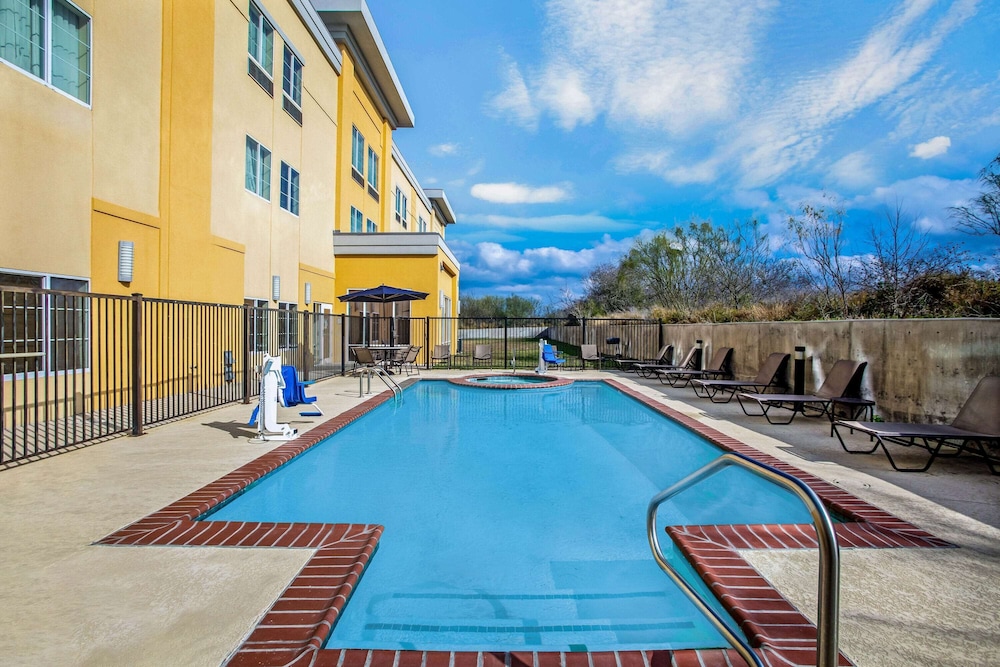 La Quinta Inn and Suites by Wyndham Karnes City - Kenedy 7/58