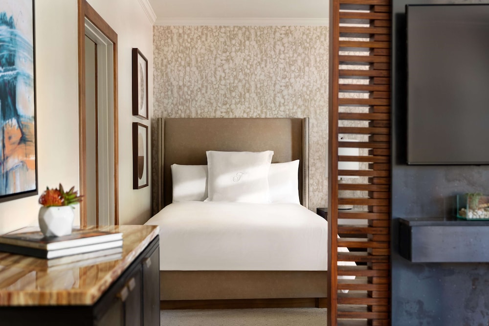 FAIRMONT GOLD, JUNIOR SUITE, KING BED, GOLF COURSE VIEW, BALCONY OR PATIO, LOUNGE ACCESS
