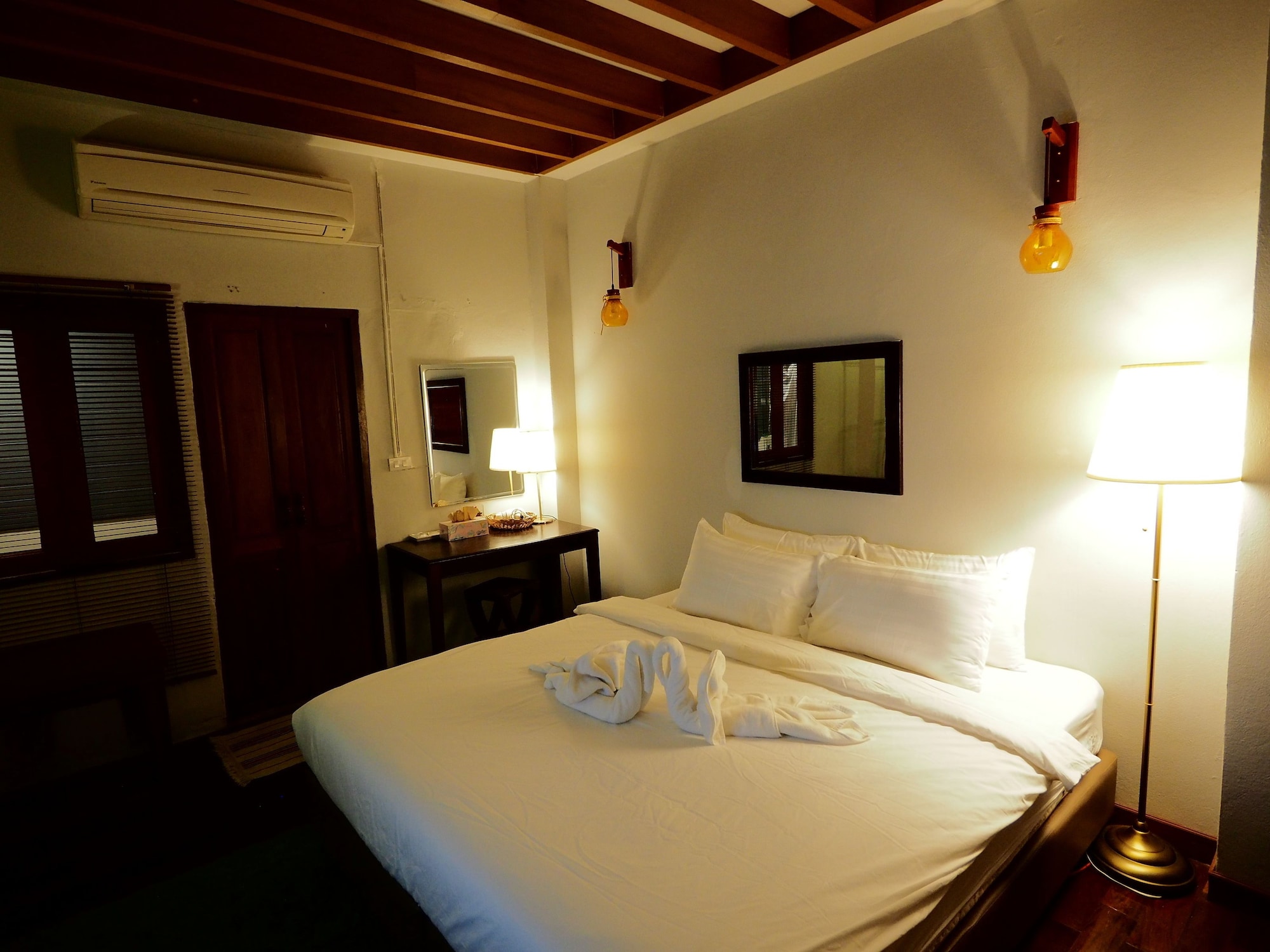Standard, Queen Bed, No Window, Ground Floor