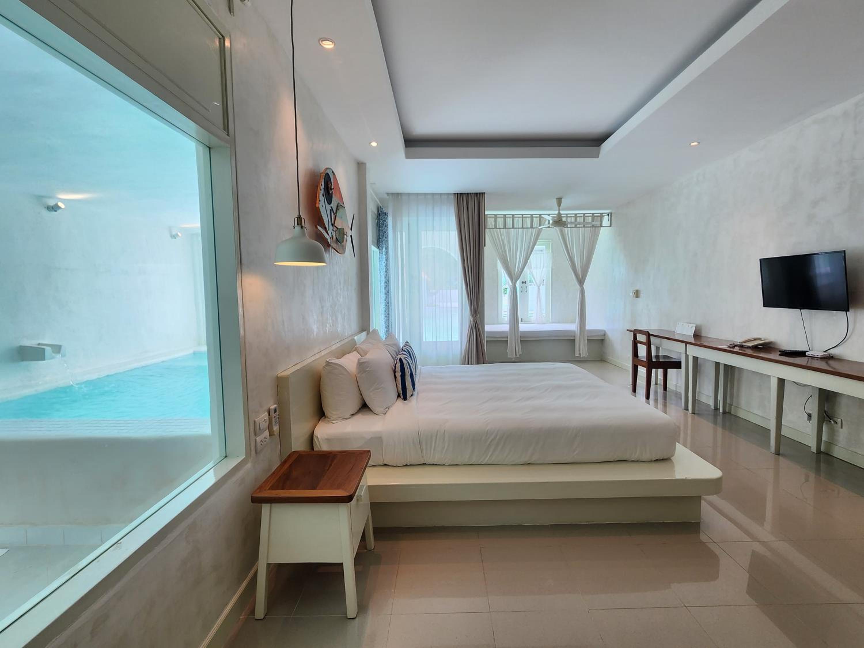 Romantic, River, King Bed, Sofa, Pool Access