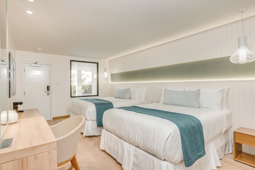Courtyard, 2 Queen Beds, Balcony، Fort George Hotel And Spa 3/9