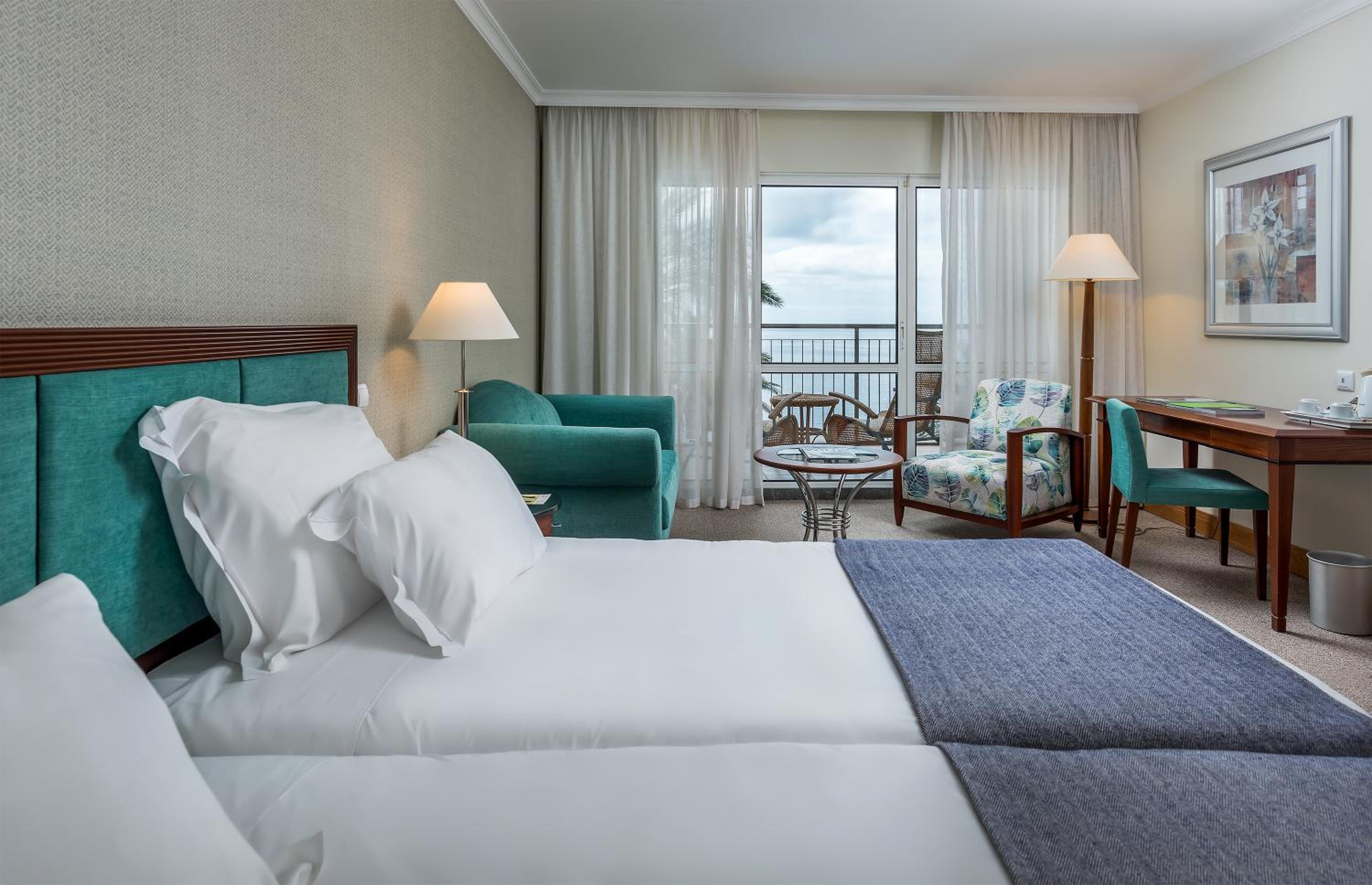 Room, Lateral Side Sea View