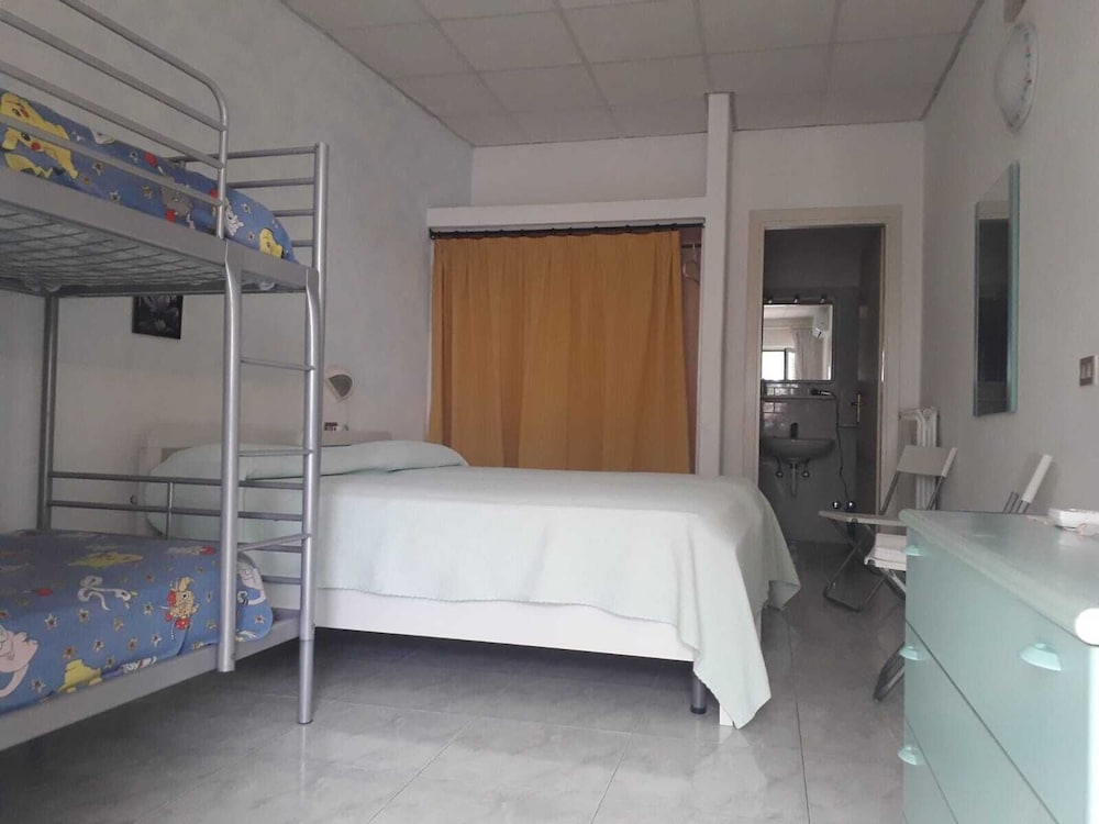 ROOM, QUADRUPLE