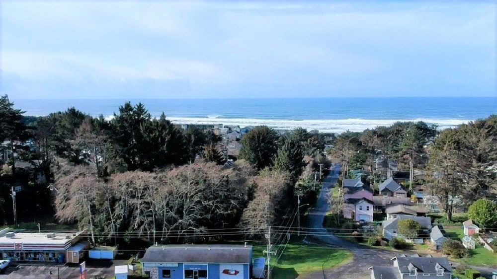 The Ashley Inn Suites in LINCOLN CITY - OR