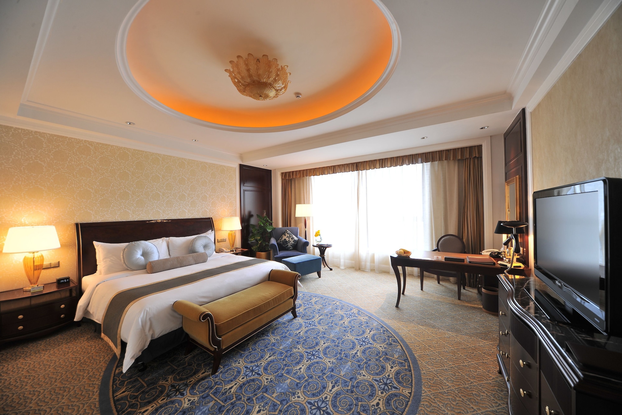 EXECUTIVE, KING BED