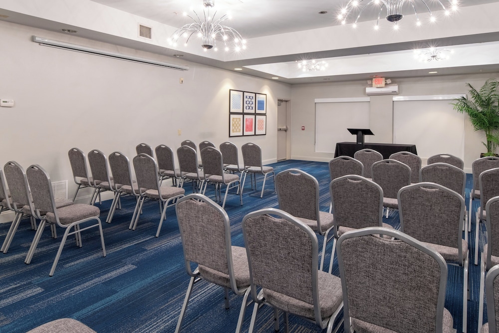 Holiday Inn Express Hotel Suites Dallas South Desoto 61/72