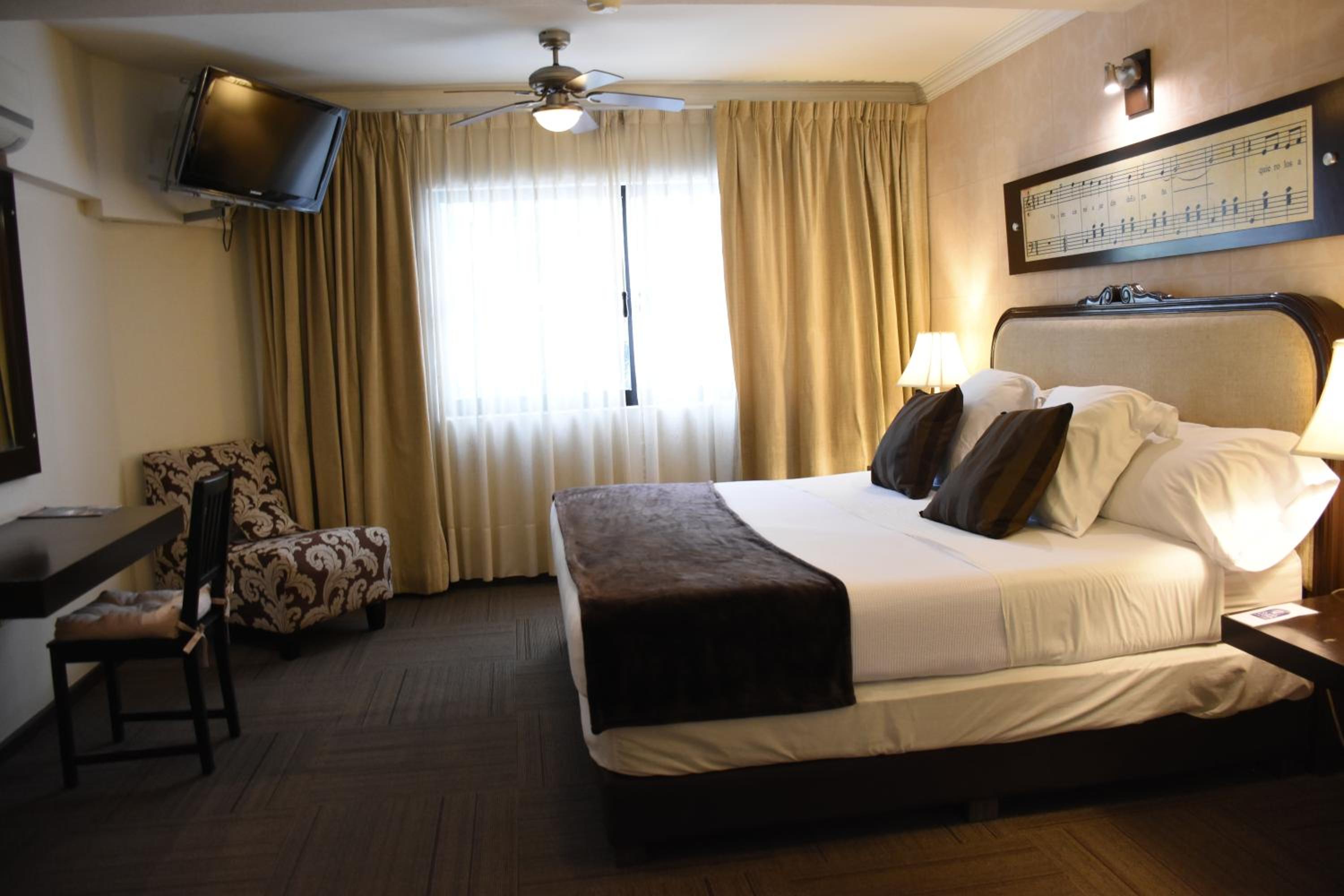 hotel clara luna