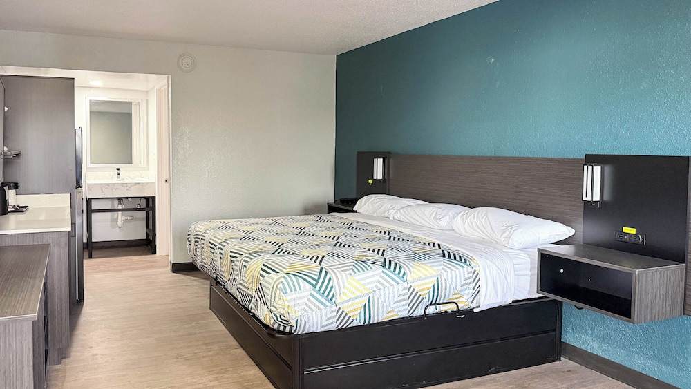 Room at Studio6 Suites Lexington KY Airport, LEXINGTON - KY