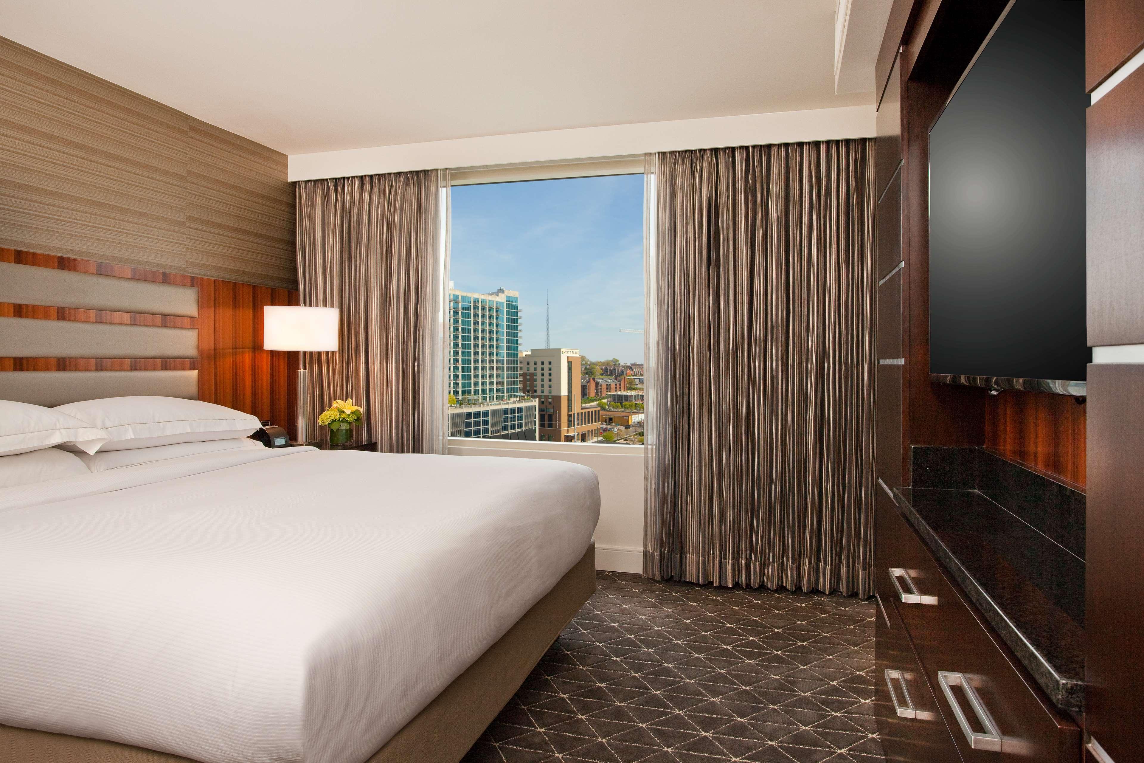 1 BEDROOM, SUITE, KING BED, ACCESSIBLE