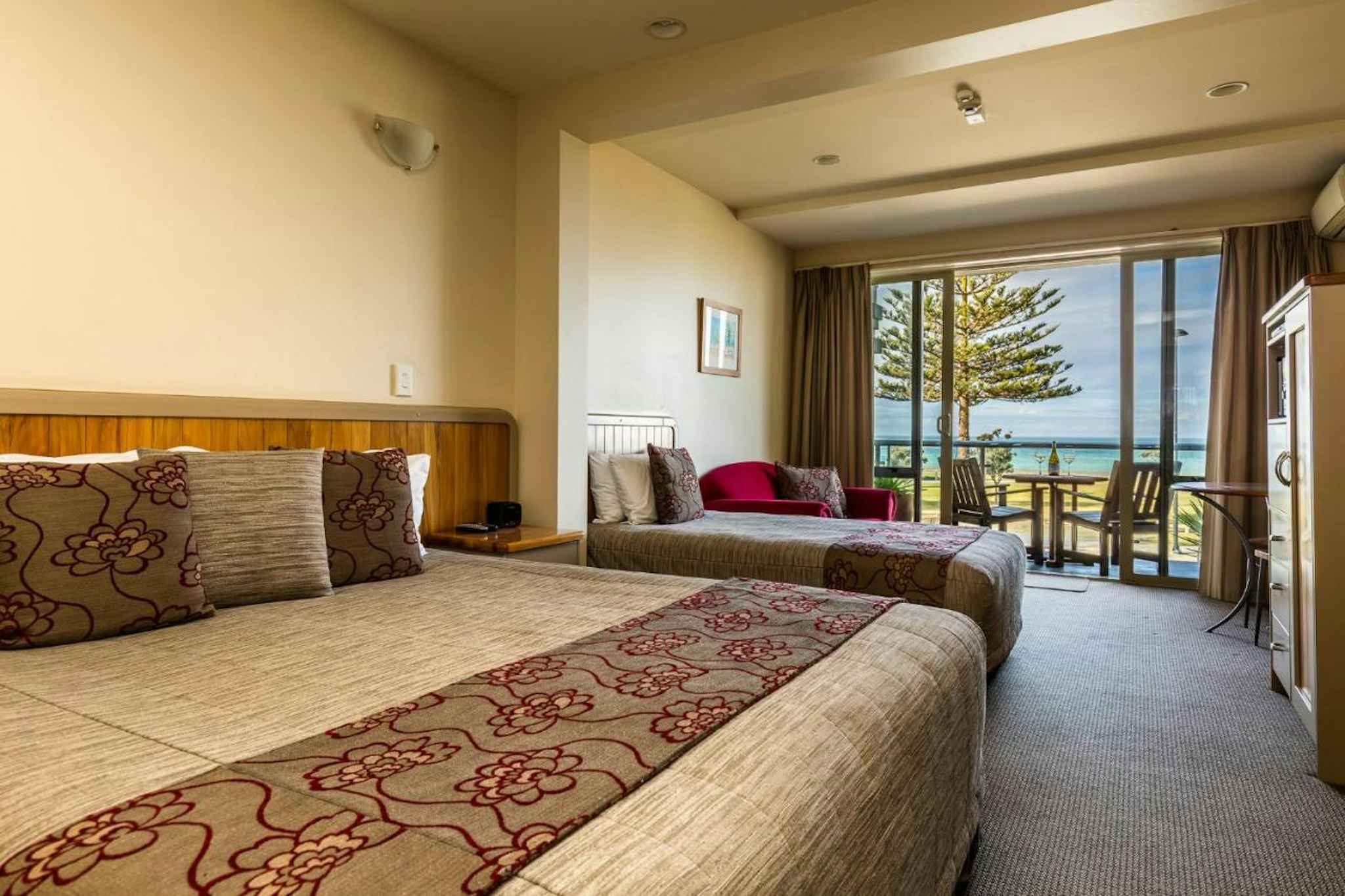 Pebble Beach Motor Inn 11/51