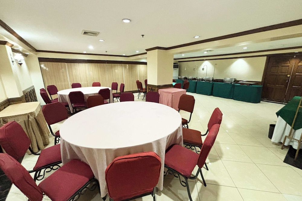 Camelot Hotel Quezon City powered by Cocotel 69/75