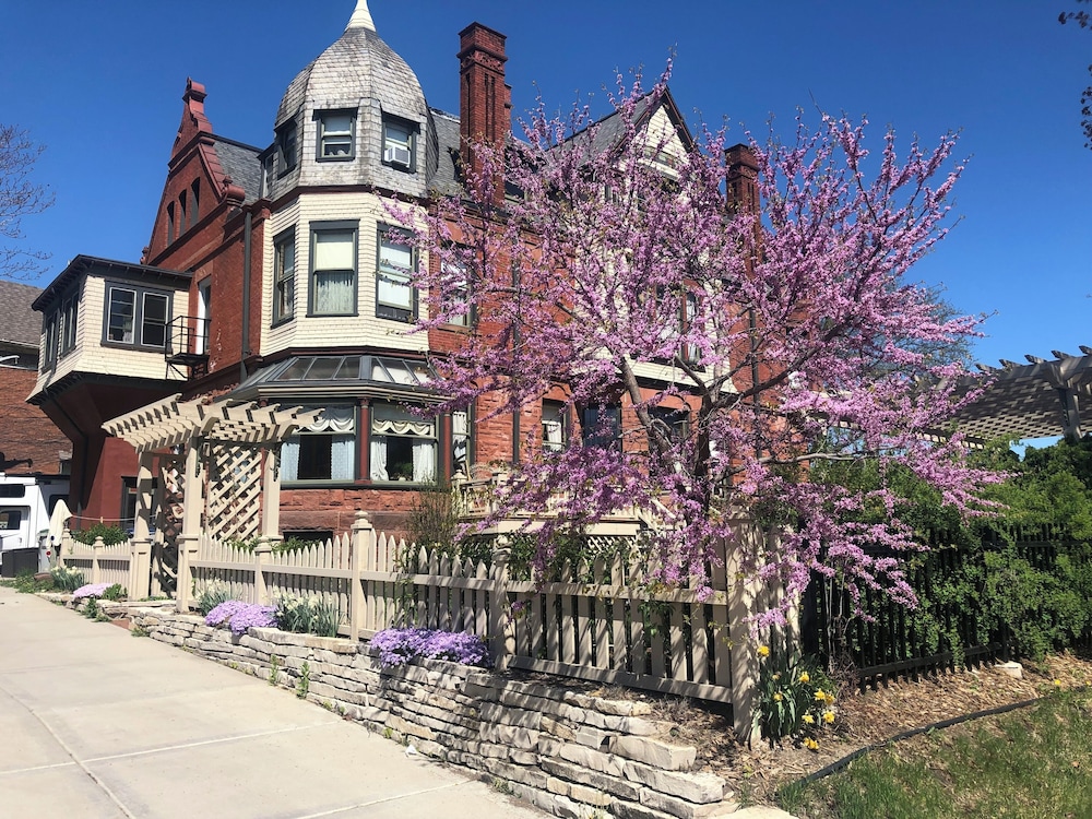 Schuster Mansion Bed & Breakfast 43/51