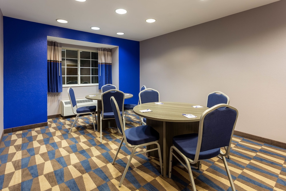 Microtel Inn And Suites Bethel 23/28