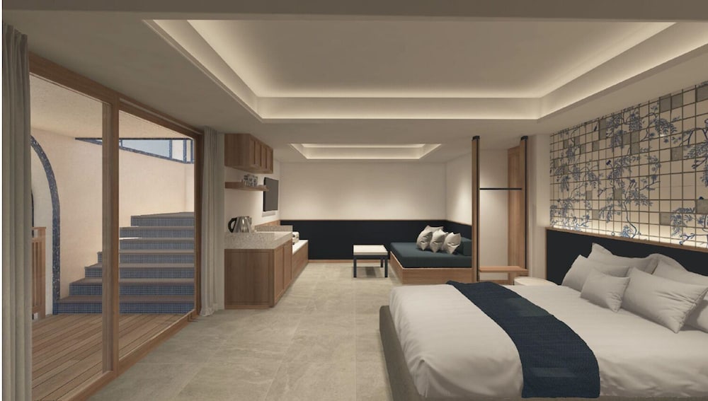 Superior, Twin Beds, Pool View