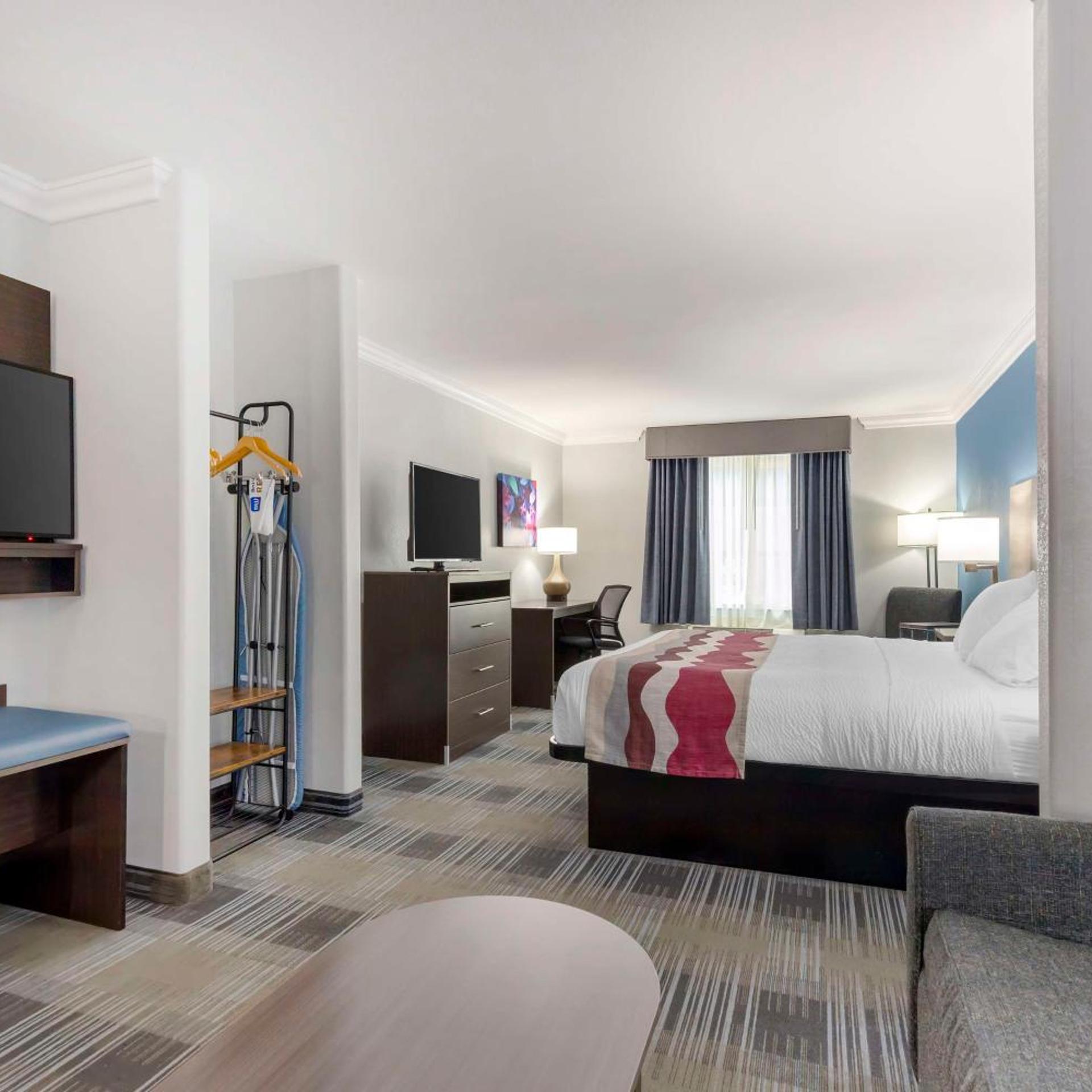 Suite, King Bed, Dining Area, Sofa