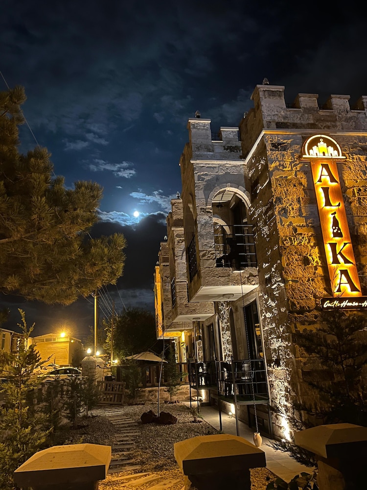 Alika Castle House 36/39