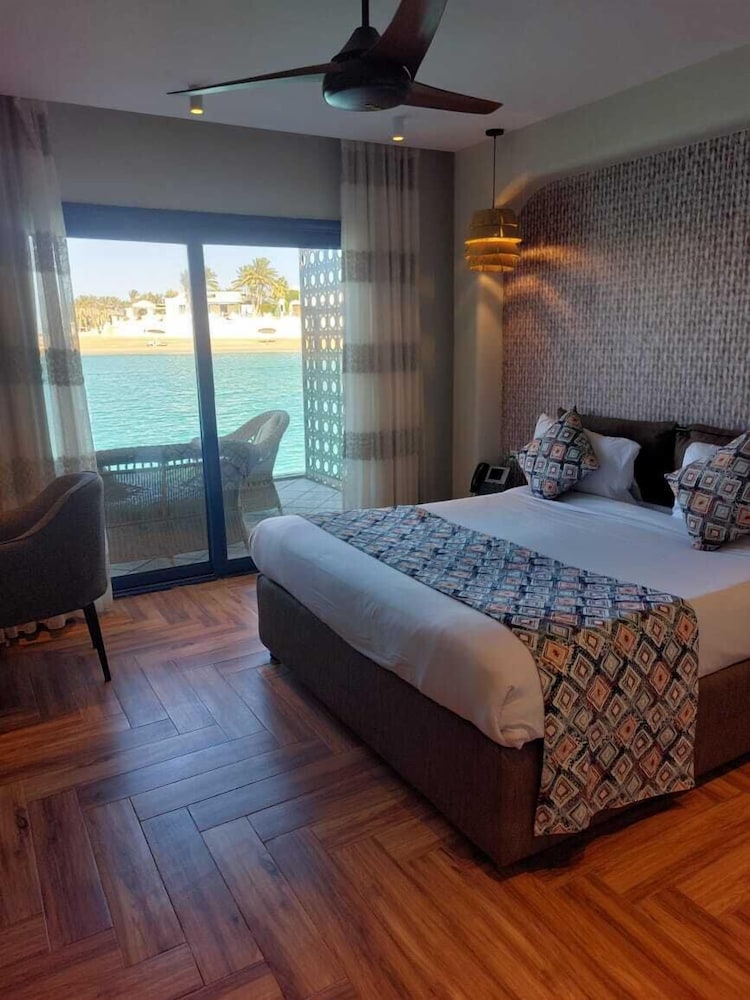Lagoon, Suite, Bungalow, Queen and Twin Beds