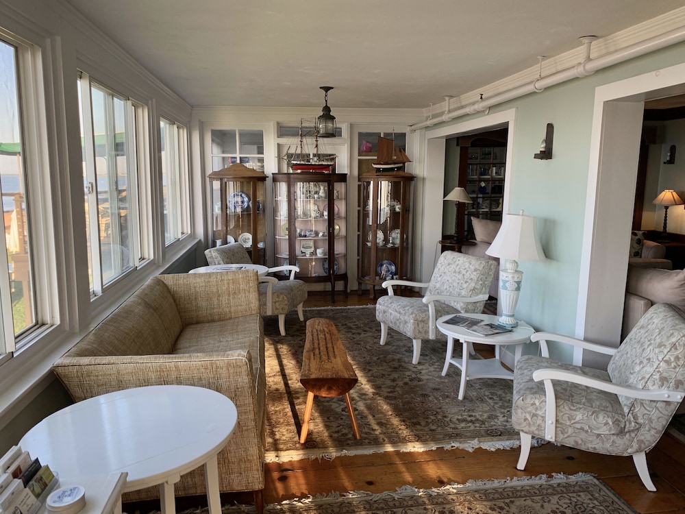 Lighthouse Inn 30/50