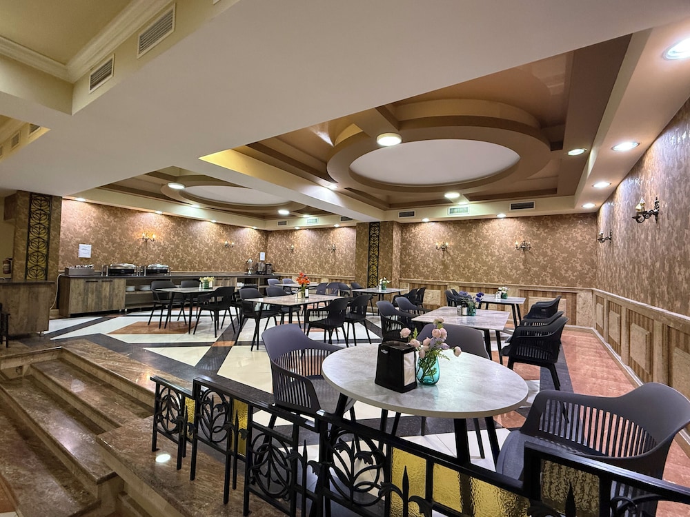 YEREVAN DELUXE HOTEL 52/61