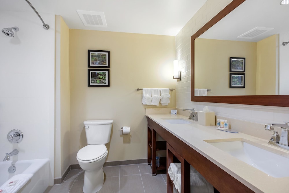 Comfort Inn & Suites At Crossplex Village 46/50