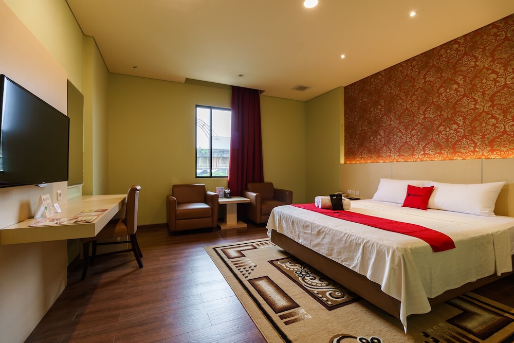 RedDoorz Plus near Dunia Fantasi Ancol 5/19