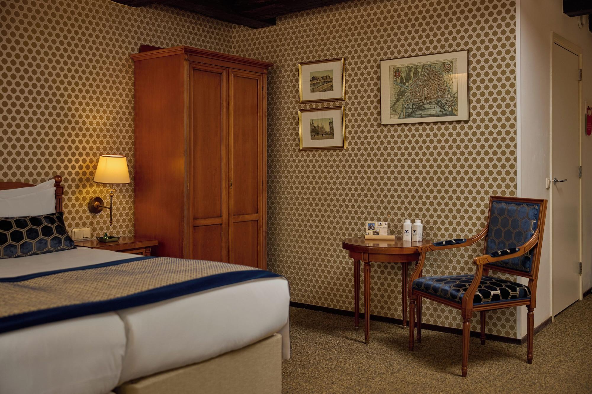Superior, Multiple Beds, Courtyard View