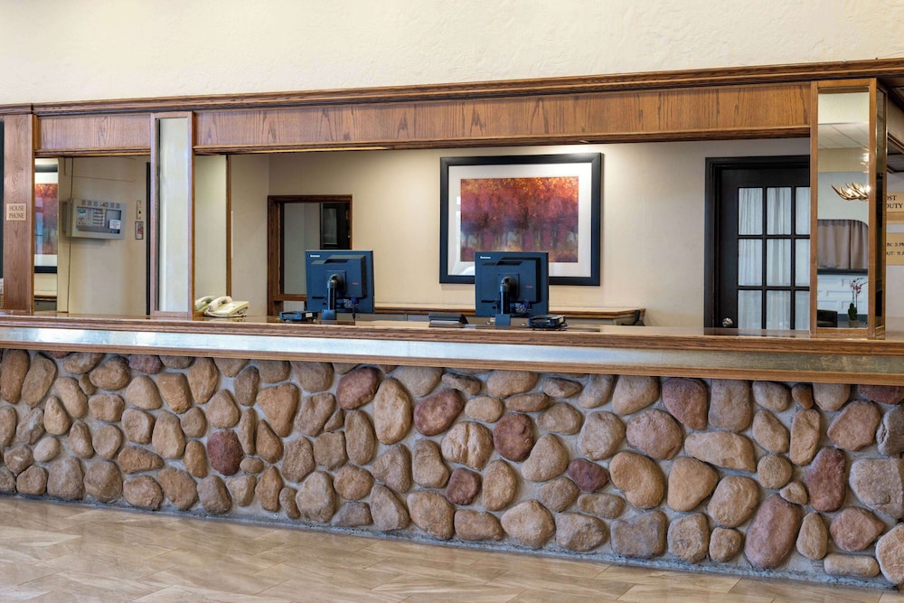 Ramada by Wyndham Thunder Bay Airlane Hotel 4/50
