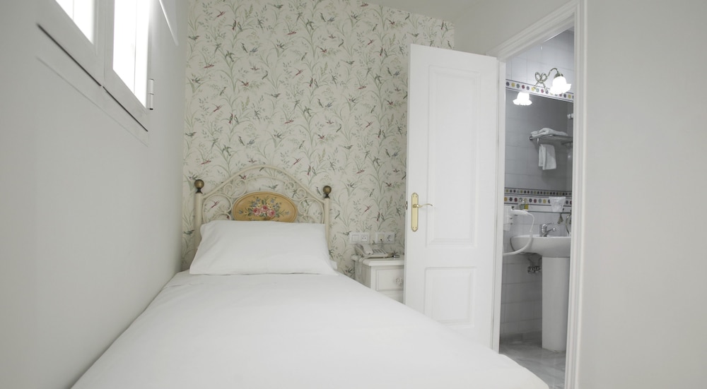 Basic Hotel Puerta de Sevilla 44/54